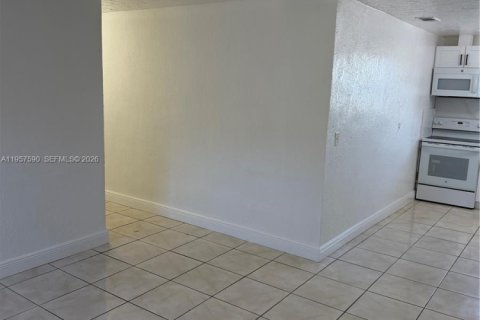 Casa en alquiler en Miami, Florida, 3 dormitorios, 296.73 m2 № 2026272 - foto 2