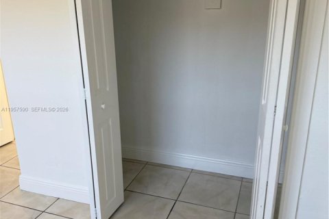 Casa en alquiler en Miami, Florida, 3 dormitorios, 296.73 m2 № 2026272 - foto 12