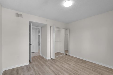 Condo in Tamarac, Florida, 2 bedrooms  № 2245664 - photo 16