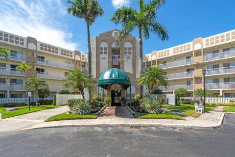 Condo in Tamarac, Florida, 2 bedrooms  № 2245664 - photo 2