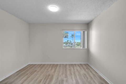 Condo in Tamarac, Florida, 2 bedrooms  № 2245664 - photo 15