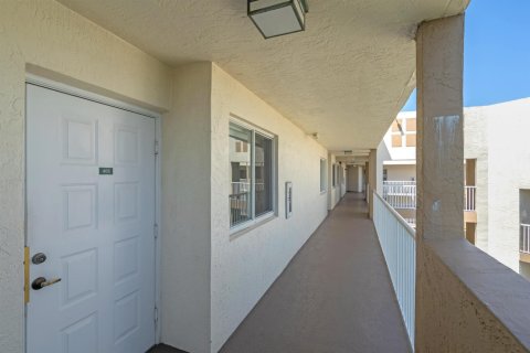 Condo in Tamarac, Florida, 2 bedrooms  № 2245664 - photo 3