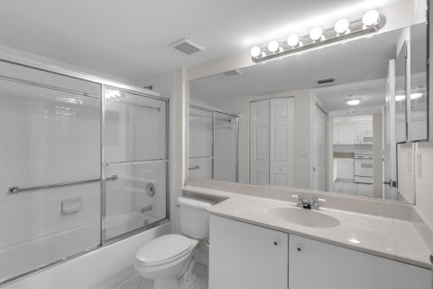 Condo in Tamarac, Florida, 2 bedrooms  № 2245664 - photo 17