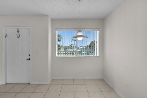 Condo in Tamarac, Florida, 2 bedrooms  № 2245664 - photo 12