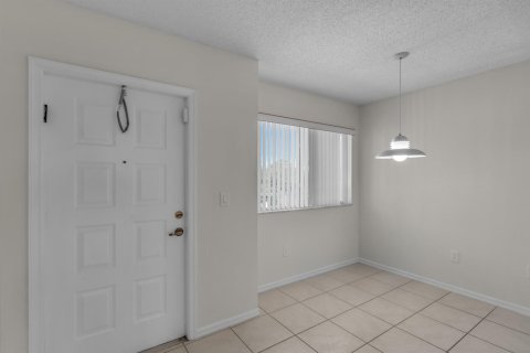 Condo in Tamarac, Florida, 2 bedrooms  № 2245664 - photo 14