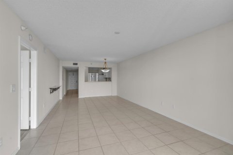 Condo in Tamarac, Florida, 2 bedrooms  № 2245664 - photo 8