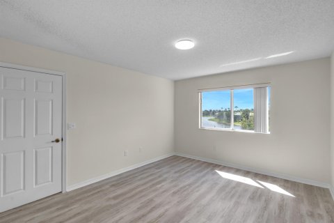 Condo in Tamarac, Florida, 2 bedrooms  № 2245664 - photo 21