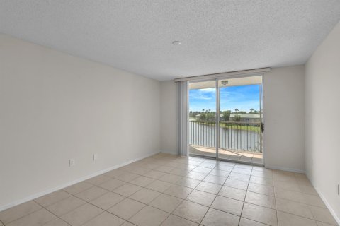 Condo in Tamarac, Florida, 2 bedrooms  № 2245664 - photo 6