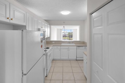Condo in Tamarac, Florida, 2 bedrooms  № 2245664 - photo 11