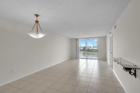 Condo in Tamarac, Florida, 2 bedrooms  № 2245664 - photo 5