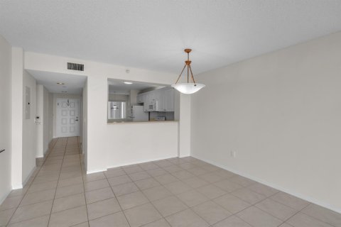 Condo in Tamarac, Florida, 2 bedrooms  № 2245664 - photo 9