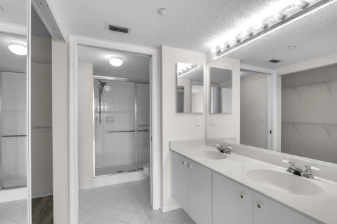 Condo in Tamarac, Florida, 2 bedrooms  № 2245664 - photo 22