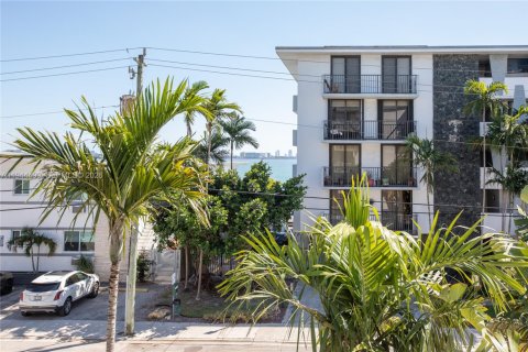 Condominio en alquiler en North Bay Village, Florida, 3 dormitorios, 115.2 m2 № 2001737 - foto 14