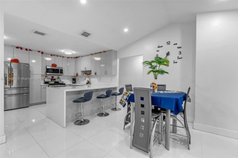 Купить виллу или дом в Майами, Флорида 3 спальни, 119.75м2, № 1943294 - фото 11