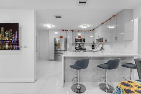 Купить виллу или дом в Майами, Флорида 3 спальни, 119.75м2, № 1943294 - фото 12