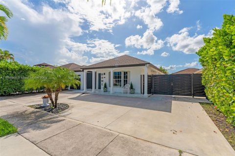 Купить виллу или дом в Майами, Флорида 3 спальни, 119.75м2, № 1943294 - фото 1