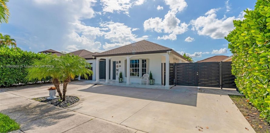 Дом в Майами, Флорида 3 спальни, 119.75м2 № 1943294