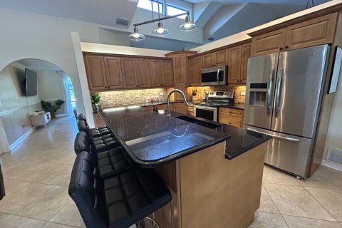 Casa en alquiler en Jensen Beach, Florida, 4 dormitorios, 245.26 m2 № 930072 - foto 1