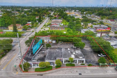 Commercial property in West Park, Florida № 1870041 - photo 1