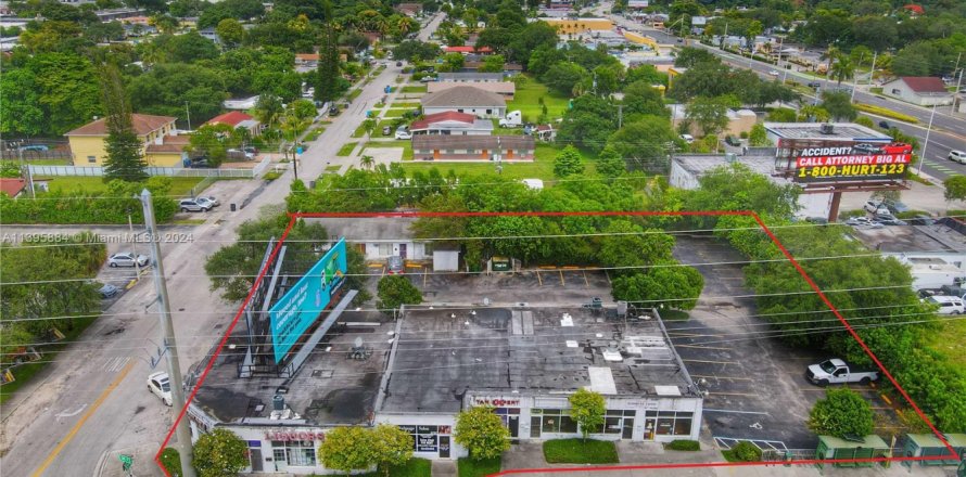 Commercial property in West Park, Florida № 1870041
