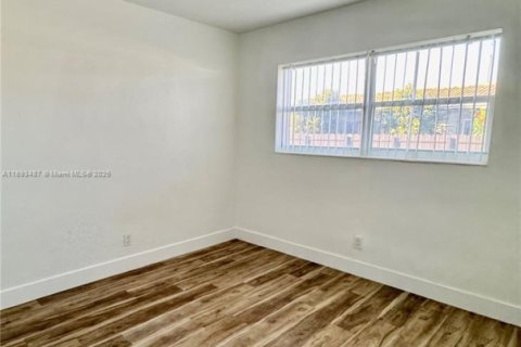 Casa en alquiler en Hallandale Beach, Florida, 1 dormitorio, 251.3 m2 № 1945523 - foto 2