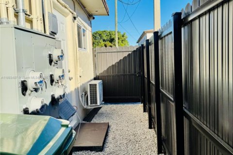 Casa en alquiler en Hallandale Beach, Florida, 1 dormitorio, 251.3 m2 № 1945523 - foto 11