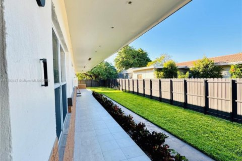 Casa en alquiler en Hallandale Beach, Florida, 1 dormitorio, 251.3 m2 № 1945523 - foto 12