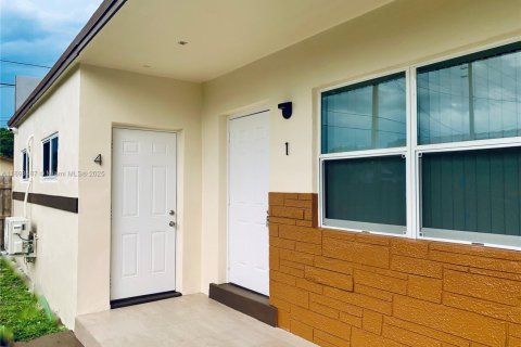 Casa en alquiler en Hallandale Beach, Florida, 1 dormitorio, 251.3 m2 № 1945523 - foto 1