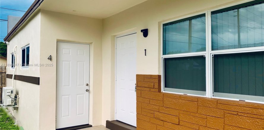 Casa en Hallandale Beach, Florida 1 dormitorio, 251.3 m2 № 1945523