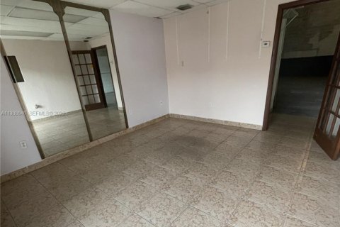 Коммерческая недвижимость в Хайалиа, Флорида № 2050709