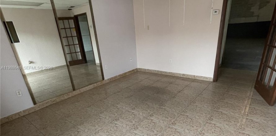 Коммерческая недвижимость в Хайалиа, Флорида № 2050709