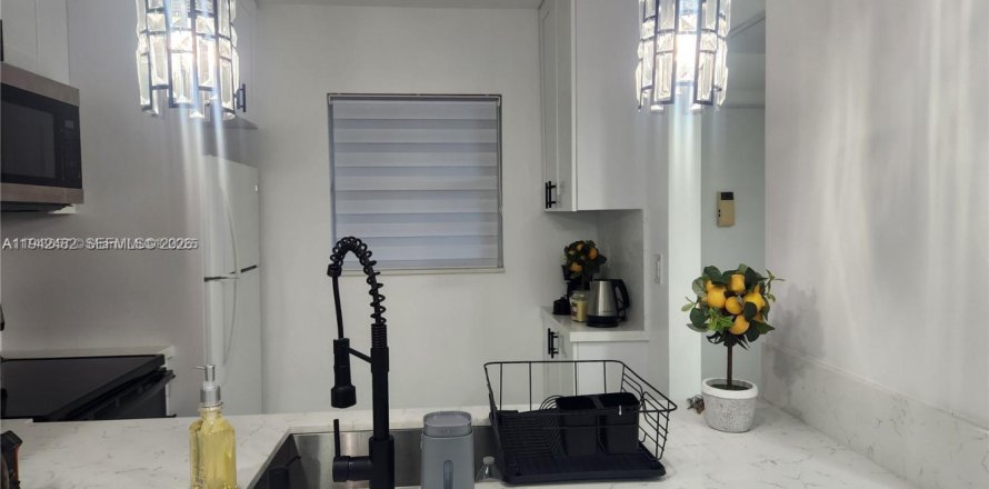 Condominio en Lauderdale Lakes, Florida, 1 dormitorio № 2152761