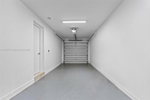 Villa ou maison à vendre à Miami, Floride: 4 chambres, 262.63 m2 № 1940724 - photo 27