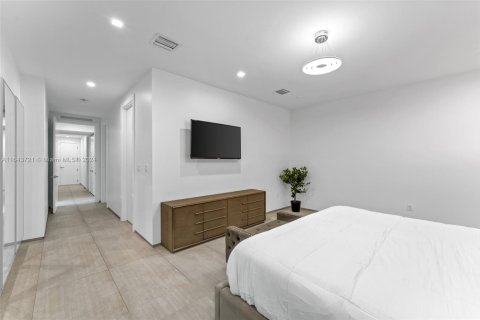 Villa ou maison à vendre à Miami, Floride: 4 chambres, 262.63 m2 № 1940724 - photo 17