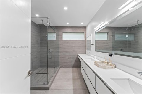 Villa ou maison à vendre à Miami, Floride: 4 chambres, 262.63 m2 № 1940724 - photo 18