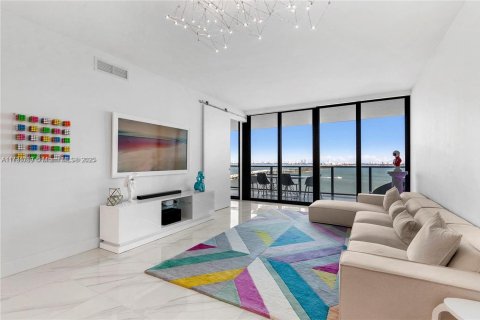 Condo in Miami, Florida, 1 bedroom  № 1863655 - photo 11
