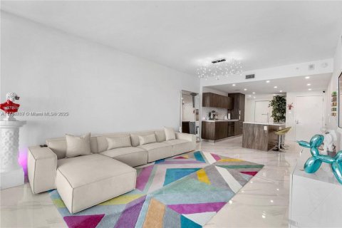 Condo in Miami, Florida, 1 bedroom  № 1863655 - photo 5