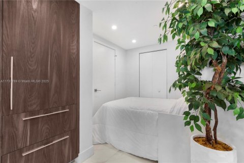 Condo in Miami, Florida, 1 bedroom  № 1863655 - photo 13