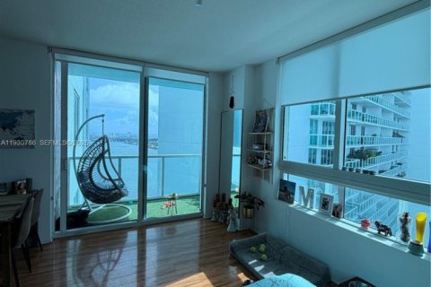 Condominio en alquiler en Miami, Florida, 55.18 m2 № 1993788 - foto 2