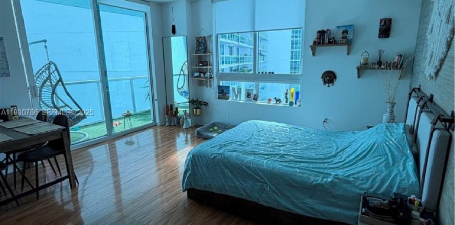 Estudio en el Condominio en Miami, Florida  № 1993788