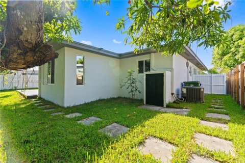 House in Fort Lauderdale, Florida 3 bedrooms, 120.68 sq.m. № 1986362 - photo 4