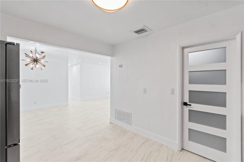 House in Fort Lauderdale, Florida 3 bedrooms, 120.68 sq.m. № 1986362 - photo 11