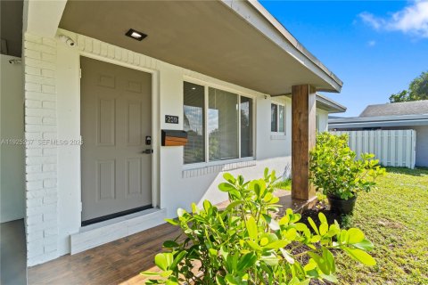 House in Fort Lauderdale, Florida 3 bedrooms, 120.68 sq.m. № 1986362 - photo 1