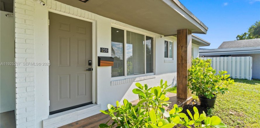 House in Fort Lauderdale, Florida 3 bedrooms, 120.68 sq.m. № 1986362