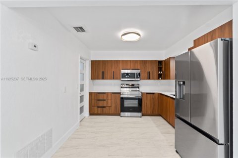 House in Fort Lauderdale, Florida 3 bedrooms, 120.68 sq.m. № 1986362 - photo 10