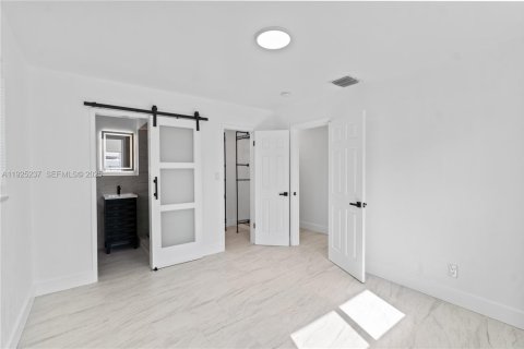 House in Fort Lauderdale, Florida 3 bedrooms, 120.68 sq.m. № 1986362 - photo 15