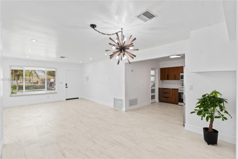 House in Fort Lauderdale, Florida 3 bedrooms, 120.68 sq.m. № 1986362 - photo 13