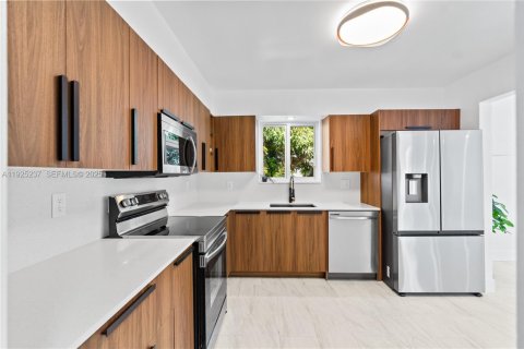 House in Fort Lauderdale, Florida 3 bedrooms, 120.68 sq.m. № 1986362 - photo 8