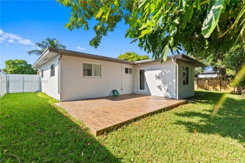 House in Fort Lauderdale, Florida 3 bedrooms, 120.68 sq.m. № 1986362 - photo 7