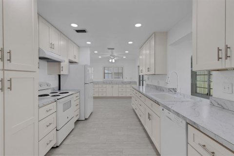 Villa ou maison à vendre à Bradenton, Floride: 2 chambres, 161.65 m2 № 2437289 - photo 20
